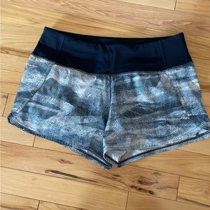 Lululemon Speed Up 4” size 4 Navy waistband with Blue polka dots